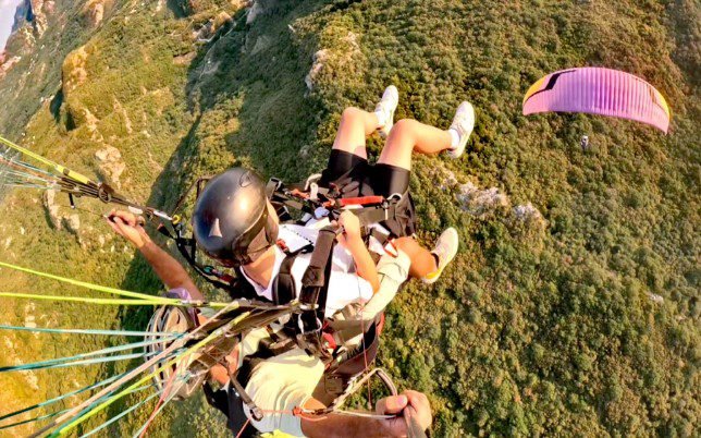 Flying in Budva with your friend in the same time